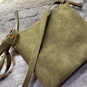 Crossbody ✨Cute✨Hunter green.Soft suede.3 pockets- perfect for a phone. like new
